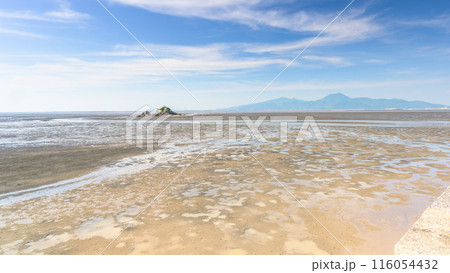 青空と干潟景色に映える風流島(たわれじま) 枕草子や伊勢物語に登場した島(熊本県・住吉自然公園) 青空と干潟景色に映える風流島(たわれじま) 枕草子や伊勢物語に登場した島(熊本県・住吉自然公園) 116054432