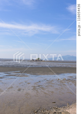 青空と干潟景色に映える風流島（たわれじま） 枕草子や伊勢物語に登場した島(熊本県・住吉自然公園) 116054436