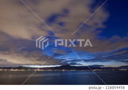 琵琶湖湖畔から見る美しい夕焼けと夜景の風景 116054456