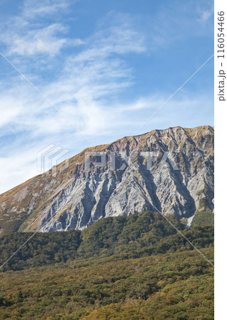鍵掛峠から望む晴れ渡る秋空と紅葉の大山風景 鍵掛峠から望む晴れ渡る秋空と紅葉の大山風景 116054466