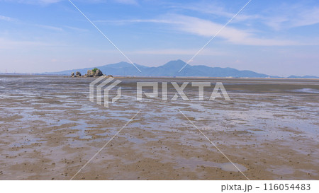 青空と干潟景色に映える風流島(たわれじま) 枕草子や伊勢物語に登場した島(熊本県・住吉自然公園) 青空と干潟景色に映える風流島(たわれじま) 枕草子や伊勢物語に登場した島(熊本県・住吉自然公園) 116054483