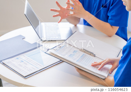 打合せをする男女の介護士の手元 116054623