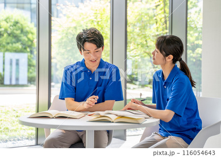 勉強をする男女の介護士 116054643