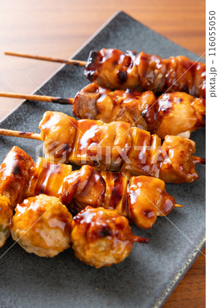 美味しい焼き鳥三種、モモ肉、ネギマ、つくね 116055050