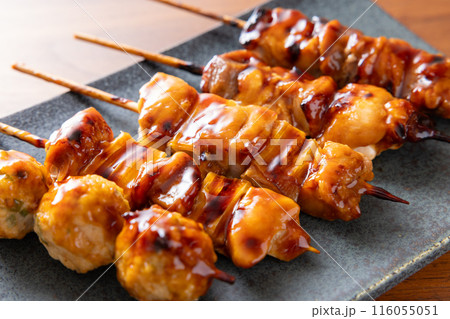 美味しい焼き鳥三種、モモ肉、ネギマ、つくね 116055051