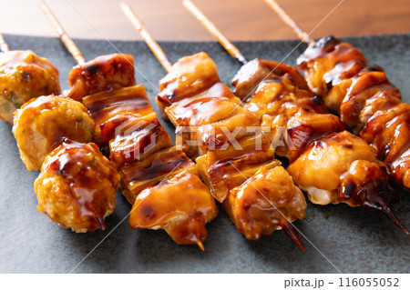 美味しい焼き鳥三種、モモ肉、ネギマ、つくね 116055052