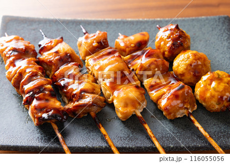 美味しい焼き鳥三種、モモ肉、ネギマ、つくね 116055056