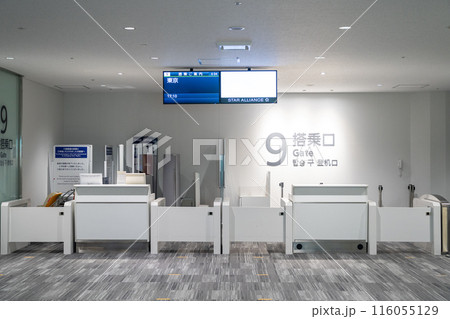 空港の搭乗口 116055129