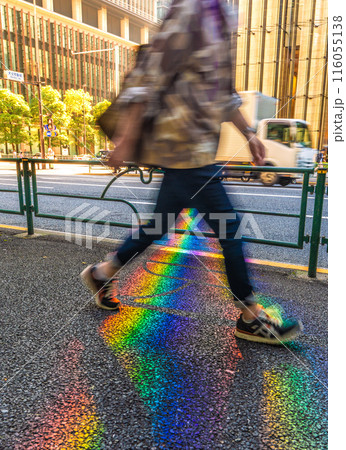 日本の東京都市景観 虹を跨ぐ…ビジネスに成功を…虹が「大手町駅前」交差点前の歩道に… 116055138