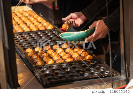 たこ焼きを焼く様子 たこ焼きを焼く様子 116055140