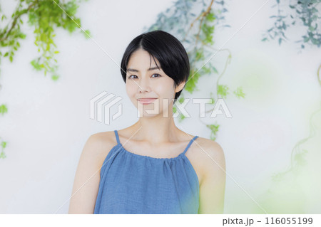 青いキャミソールの女性 青いキャミソールの女性 116055199
