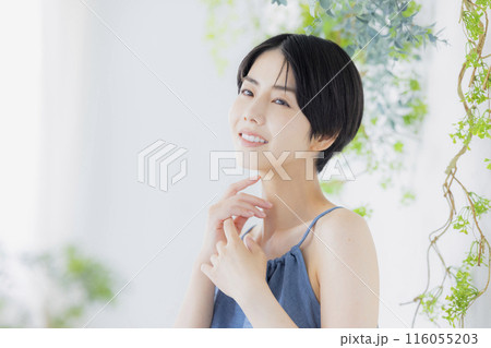 青いキャミソールの女性　 116055203