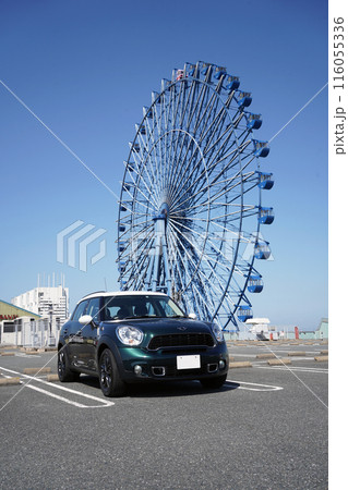 観覧車とミニクーパー 116055336