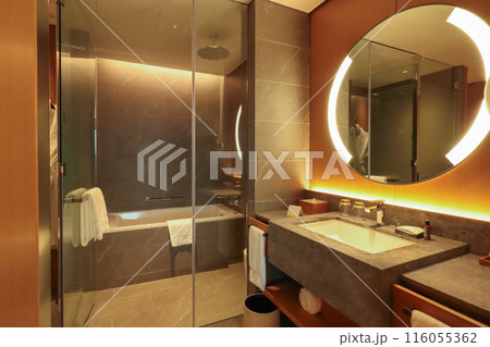 横浜みなとみらい21にあるウェスティンホテル横浜の綺麗な客室 116055362