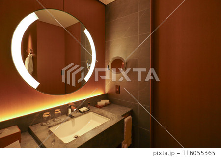 横浜みなとみらい21にあるウェスティンホテル横浜の綺麗な客室 洗面室 116055365