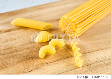 さまざまな種類のパスタの集合写真 さまざまな種類のパスタの集合写真 116055390