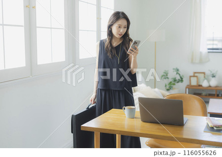 アートポートフォリオバッグを持つ若い女性　 116055626