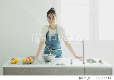 キッチンに立つ若い女性 キッチンに立つ若い女性 116055643