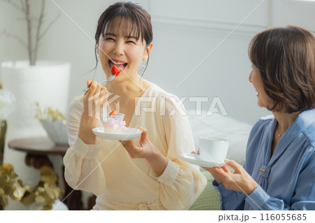 カフェで会話をする二人の女性 カフェで会話をする二人の女性 116055685