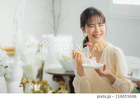 カフェで会話をする二人の女性 カフェで会話をする二人の女性 116055686