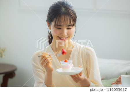 カフェで会話をする二人の女性 カフェで会話をする二人の女性 116055687