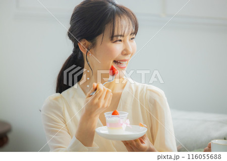 カフェで会話をする二人の女性　 116055688