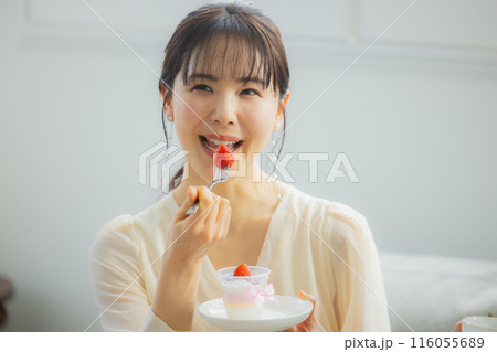 カフェで会話をする二人の女性　 116055689