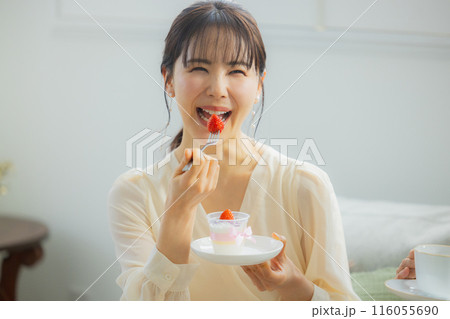 カフェで会話をする二人の女性　 116055690