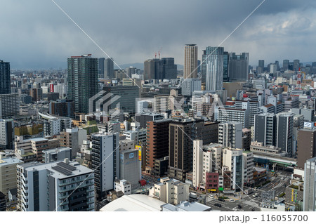 通天閣から見る大阪の街並み 116055700