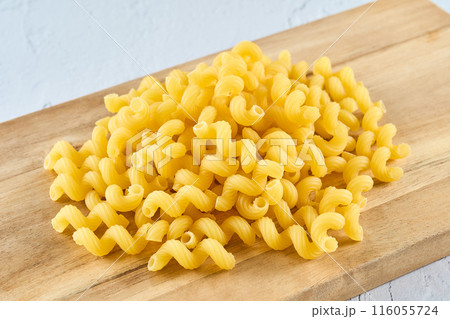 木製ボードの上に乗せられた乾燥パスタ 116055724