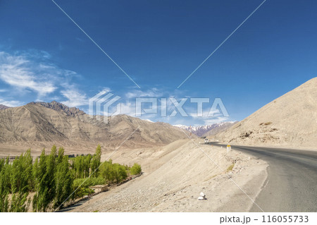 インド・ラダック地方 インダス川流域の山々とオアシスの谷を望む道路 / Ladakh, India インド・ラダック地方 インダス川流域の山々とオアシスの谷を望む道路 / Ladakh, India 116055733