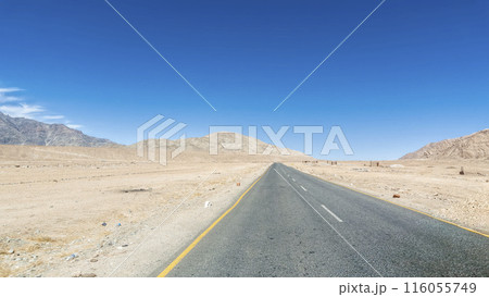 インド・ラダックの荒野を走る道路 / Ladakh, India 116055749