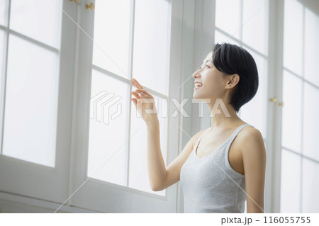 窓辺の女性 116055755