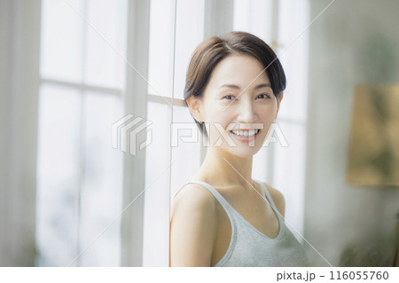 窓辺の女性 窓辺の女性 116055760