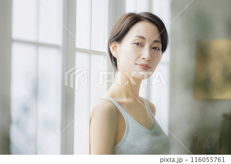 窓辺の女性 窓辺の女性 116055761