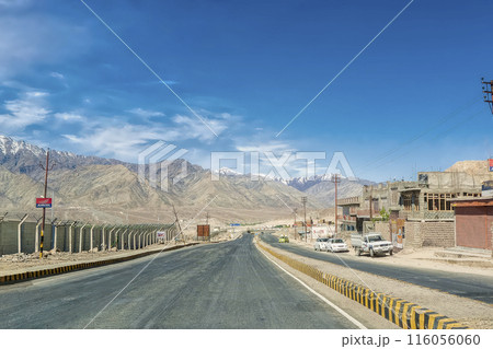 インド・ラダック地方 レー (Leh) を走る道路 / Ladakh, India インド・ラダック地方 レー (Leh) を走る道路 / Ladakh, India 116056060