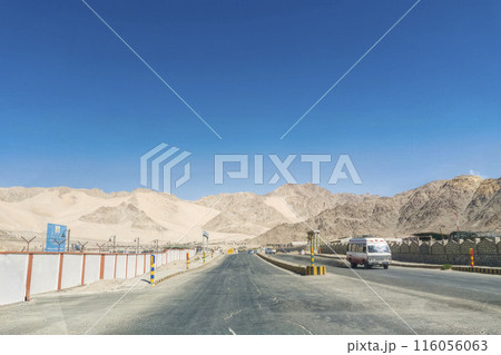 インド・ラダック地方 レー (Leh) を走る道路 / Ladakh, India 116056063