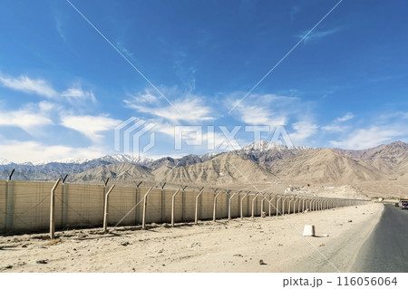 インド・ラダック地方 レー (Leh) を走る道路 / Ladakh, India 116056064