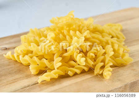 木製ボードの上に乗せられた乾燥パスタ 116056389