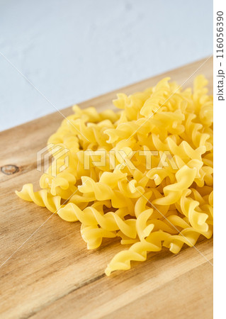 木製ボードの上に乗せられた乾燥パスタ 116056390