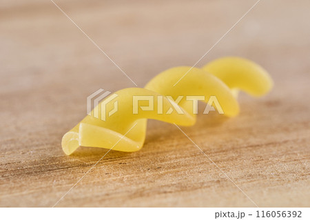 木製ボードの上に乗せられた乾燥パスタ 116056392