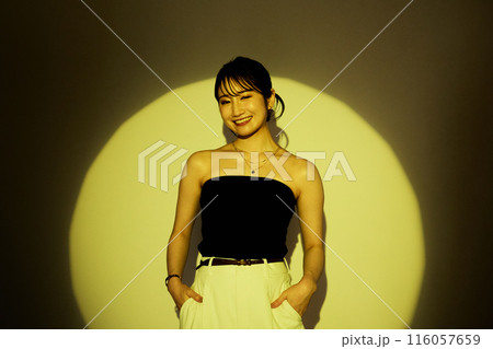 光と影のカラーライティングを使った女性ポートレート 116057659