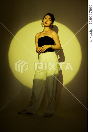 光と影のカラーライティングを使った女性ポートレート 116057669