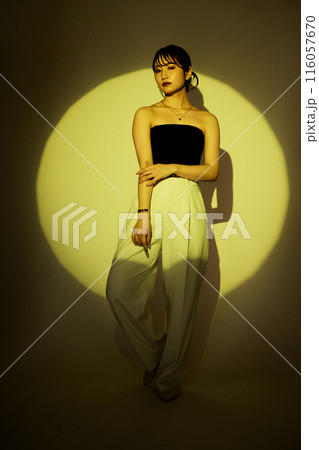 光と影のカラーライティングを使った女性ポートレート 光と影のカラーライティングを使った女性ポートレート 116057670