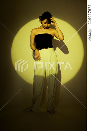 光と影のカラーライティングを使った女性ポートレート 116057672