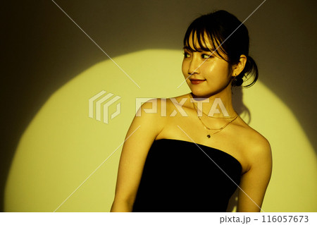 光と影のカラーライティングを使った女性ポートレート 116057673