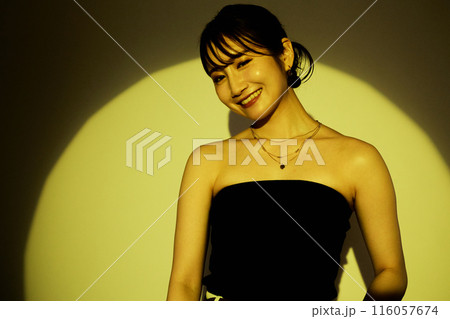光と影のカラーライティングを使った女性ポートレート 116057674