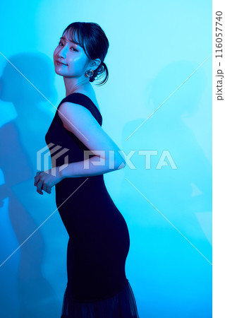 カラーライティングを使った女性ポートレート 116057740