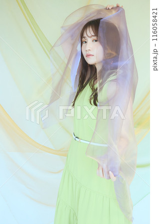 夏の女性ポートレート 116058421