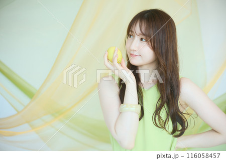 レモンを持った夏の女性ポートレート レモンを持った夏の女性ポートレート 116058457